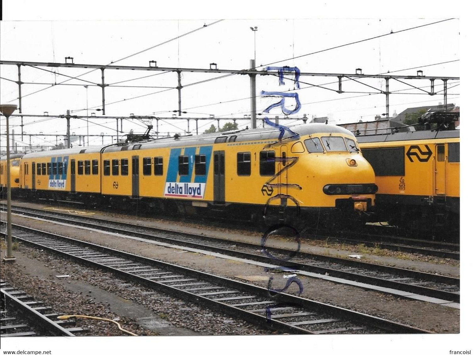 Nederlandse Spoorwegen. 2 Trains à L'arrêt En Gare Sponsor Delta Lloyd - Eisenbahnen