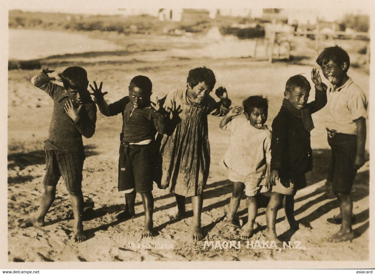 Real Photo Picture  Maori Haka Kids  New Zealand . Enfants Grimaces - Oceanië