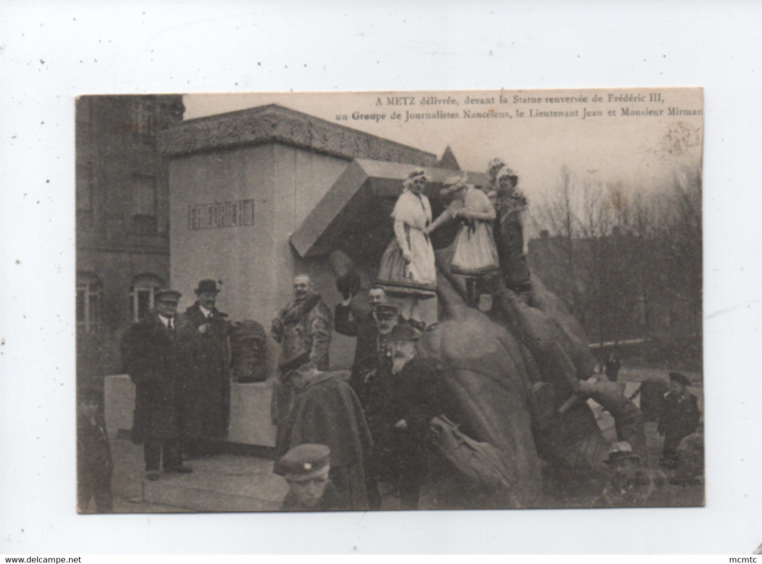 CPA - A Metz Délivrée Devant La Statue Renversée De Frédéric III Un Groupe De Journaliste Nancéiens , Le Lieutenant Jean - Metz