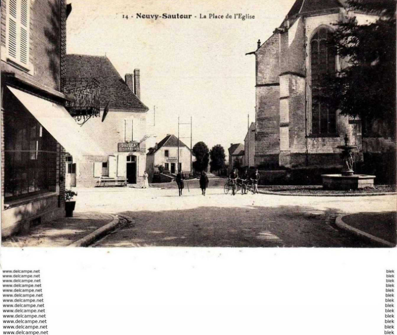 89 . Yonne :  Neuvy Sautour  : La Place De L' église . - Neuvy Sautour