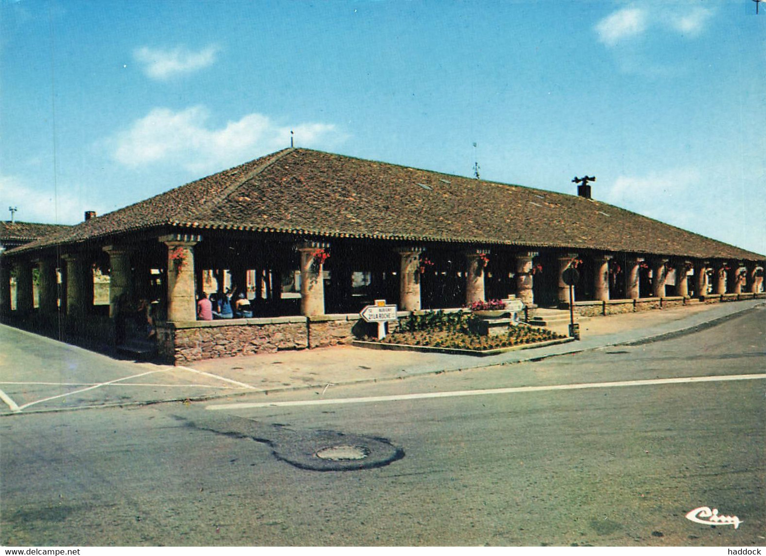 MOUTIERS LES MAUXFAITS : LES HALLES - Moutiers Les Mauxfaits