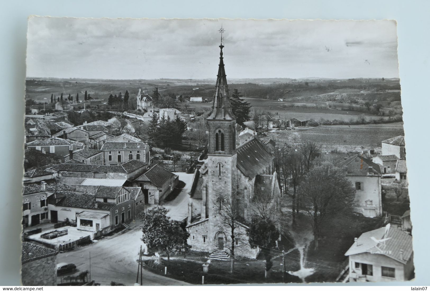 Carte Postale : 47 En Avion Au-dessus De LAROQUE TIMBAUT : L'Eglise, Timbre En 1963 - Laroque Timbault