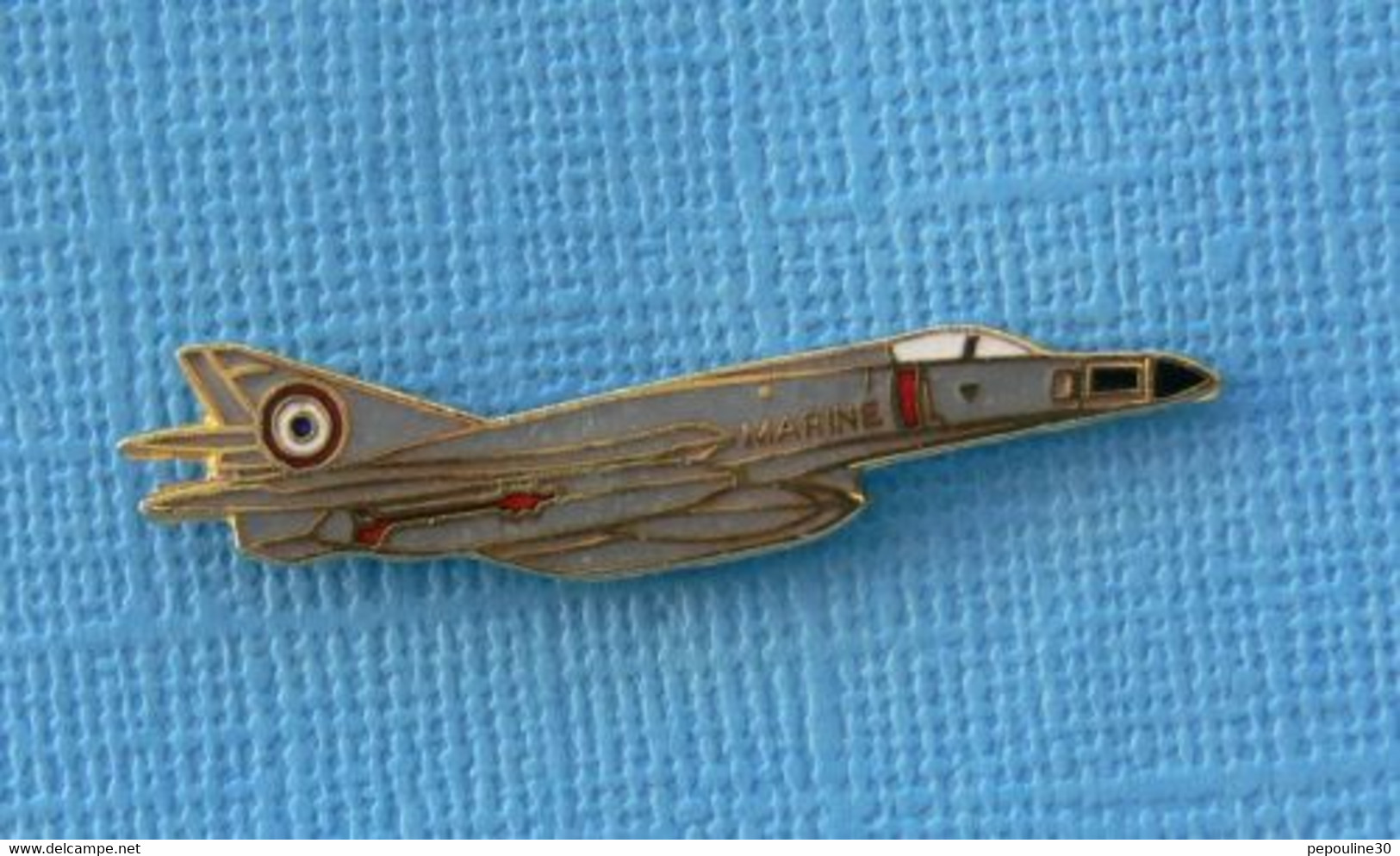 1 PIN'S //  ** SUPER ÉTENDARD / AVION DE CHASSE / MARINE NATIONALE FRANÇAISE DEPUIS 1978 ** . (GF Groupe FIA) - Militaria