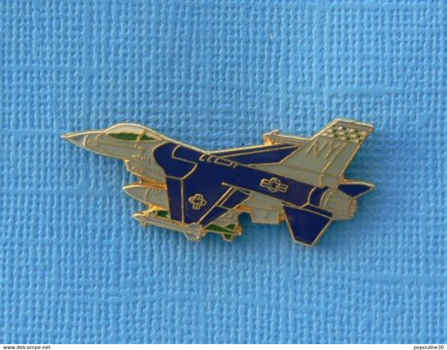 1 PIN'S //  ** GÉNÉRAL DYNAMICS / F 16 FIGHTING FALCON / AVION DE CHASSE AMÉRICAIN ** . (J.Y. Ségalen Collection) - Militaria