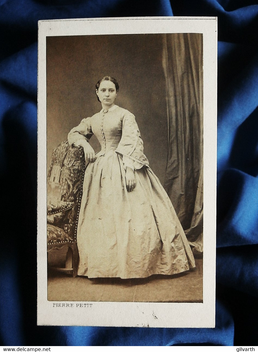 Photo CDV Pierre Petit à Paris - Jeune Femme En Pied, Robe à Crinoline, Second Empire Circa 1865 L563A - Alte (vor 1900)