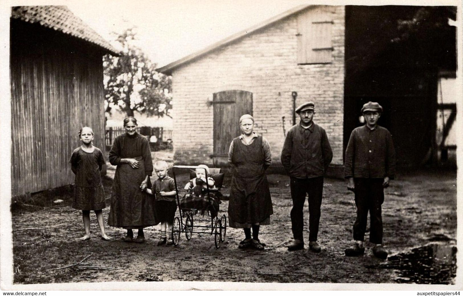 Carte Photo Originale Monde Paysan - Famille De Fermiers Posant En Sabot Dans La Cour De Ferme & Grange 1920/30 - Mestieri