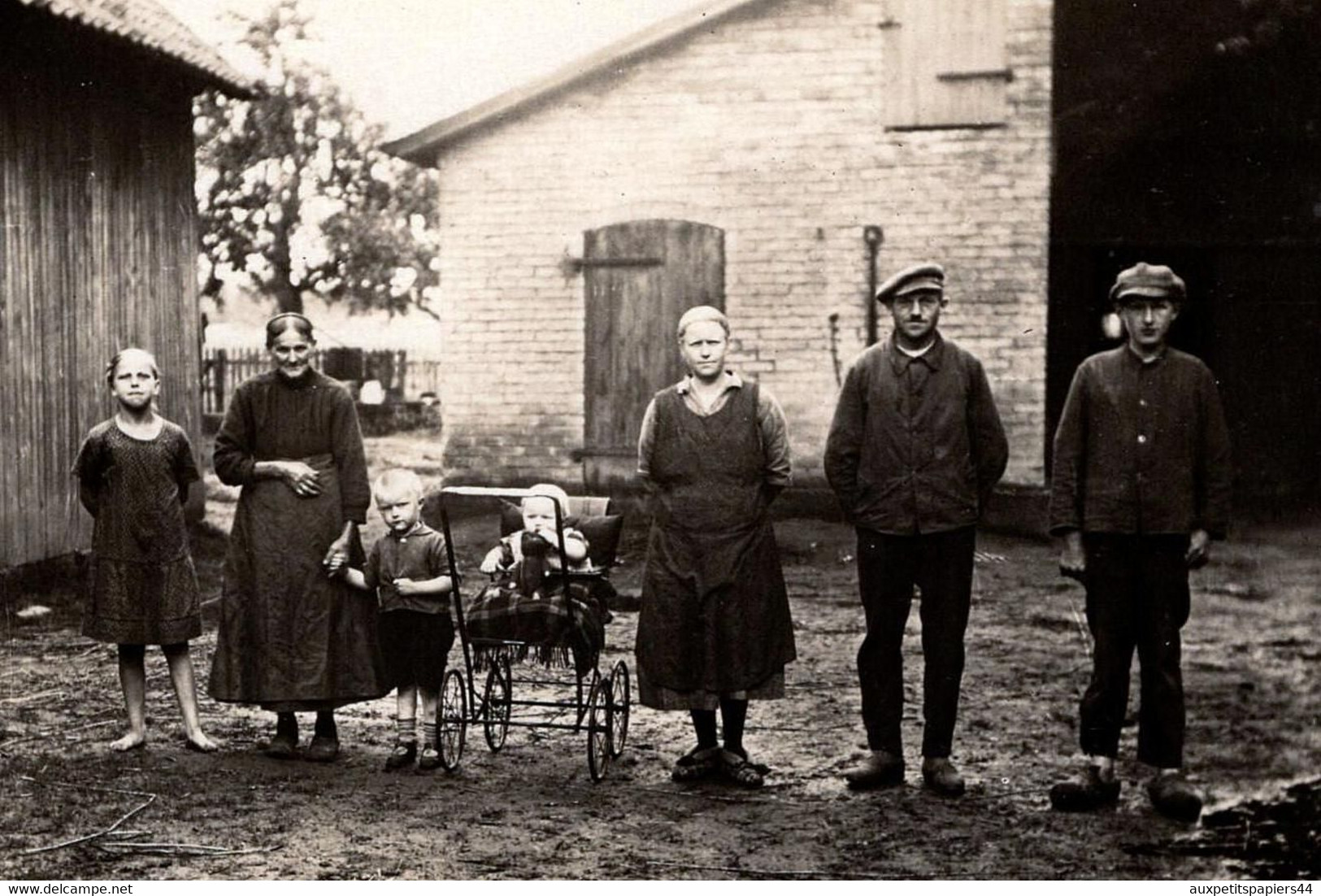 Carte Photo Originale Monde Paysan - Famille De Fermiers Posant En Sabot Dans La Cour De Ferme & Grange 1920/30 - Professions