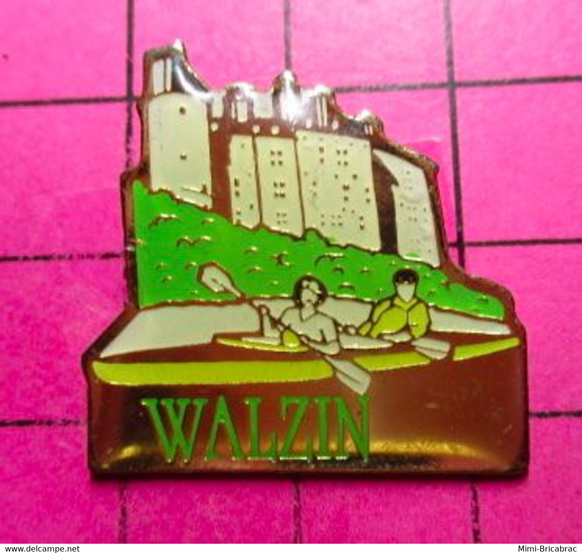 811H Pin's Pins / Beau Et Rare / THEME : SPORTS / CANOE KAYAK WALZIN RIVIERE CHATEAU - Canoeing, Kayak