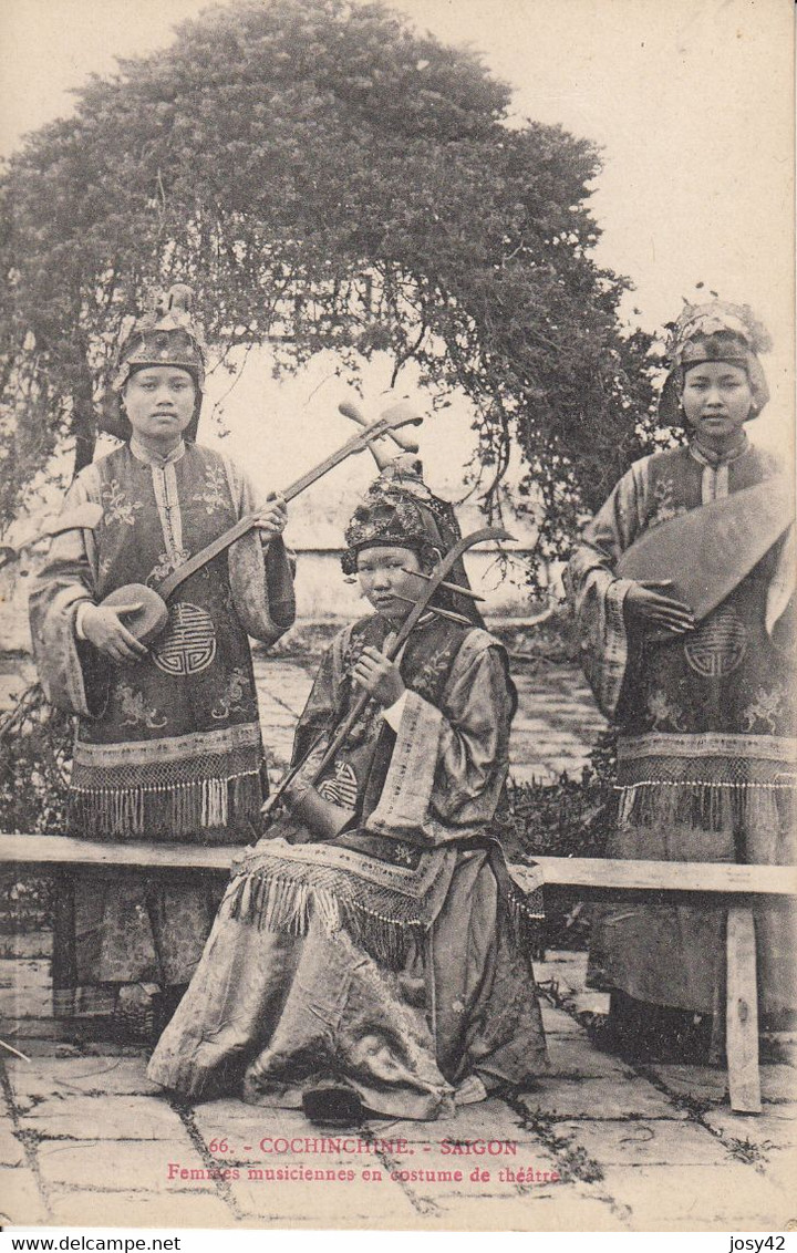 VIET-NAM  - COCHINCHINE - SAIGON  FAMILLES MUSICIENNES EN COSTUME DE THEATRE - Vietnam