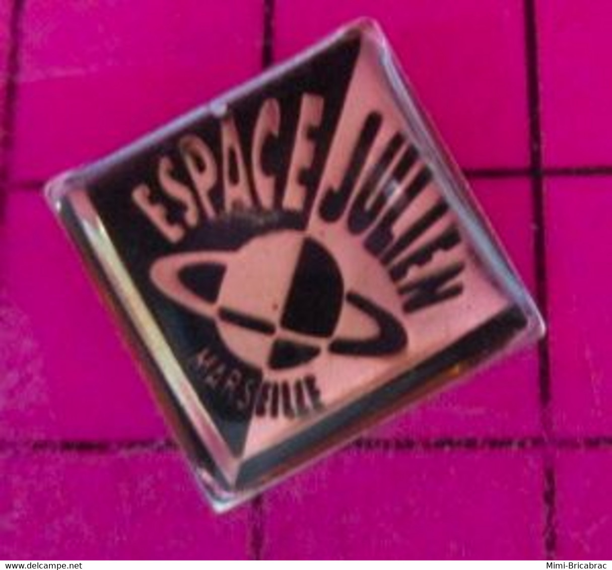 811H Pin's Pins / Beau Et Rare / THEME : MARQUES / ESPACE JULIEN MARSEILLE PLANETE A ANNEAUX SATURNE - Space