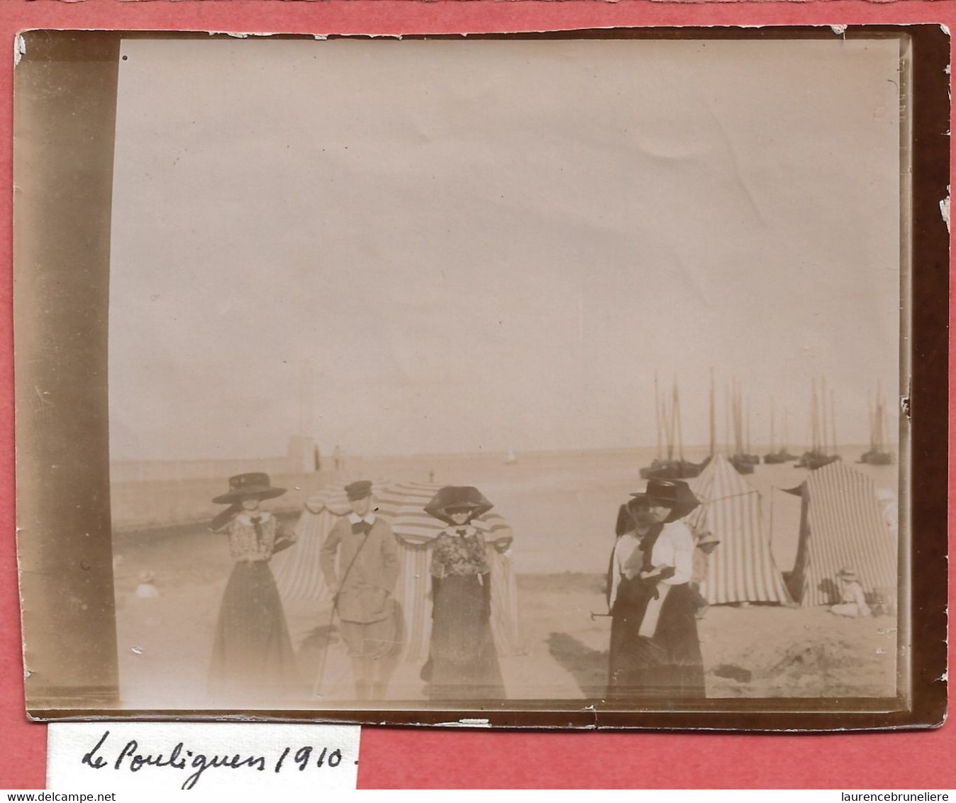 44  LE  POULIGUEN   1910     PHOTO   ANCIENNE  ALBUMINE   LA  PLAGE  ET  LA  JETEE   ( FEMMES  AU  CHAPEAU ) - Orte