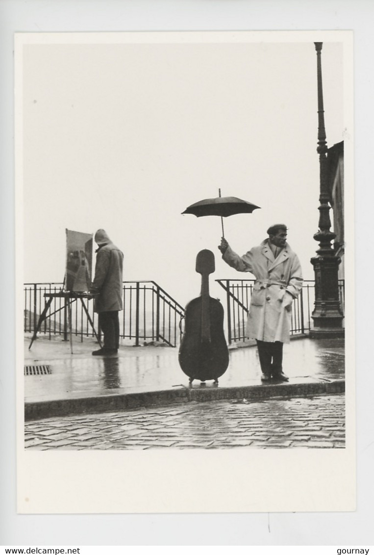 Robert Doisneau Photographe : Un Musicien Sous La Pluie 1957 (cp Vierge Nouvelles Images) Contrebasse - Doisneau