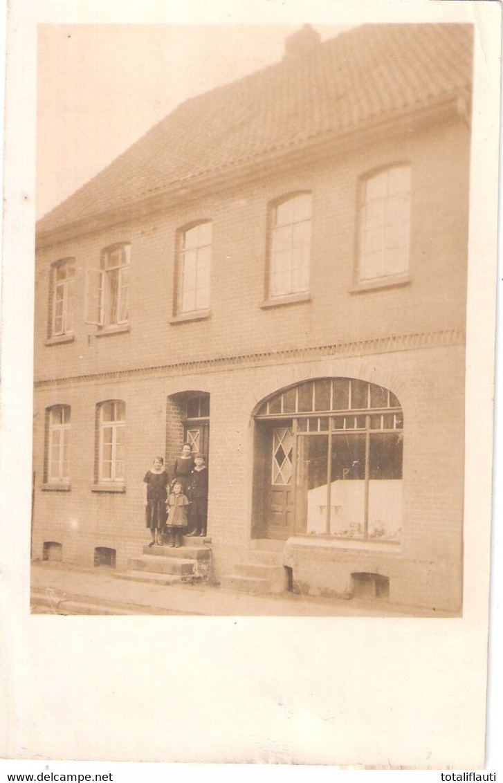 UELZEN Geschäftsansicht Schaufenster Mit Familie 1925 Schillerstraße Gegenüber Gymnasium Original Private Fotokarte Unge - Uelzen