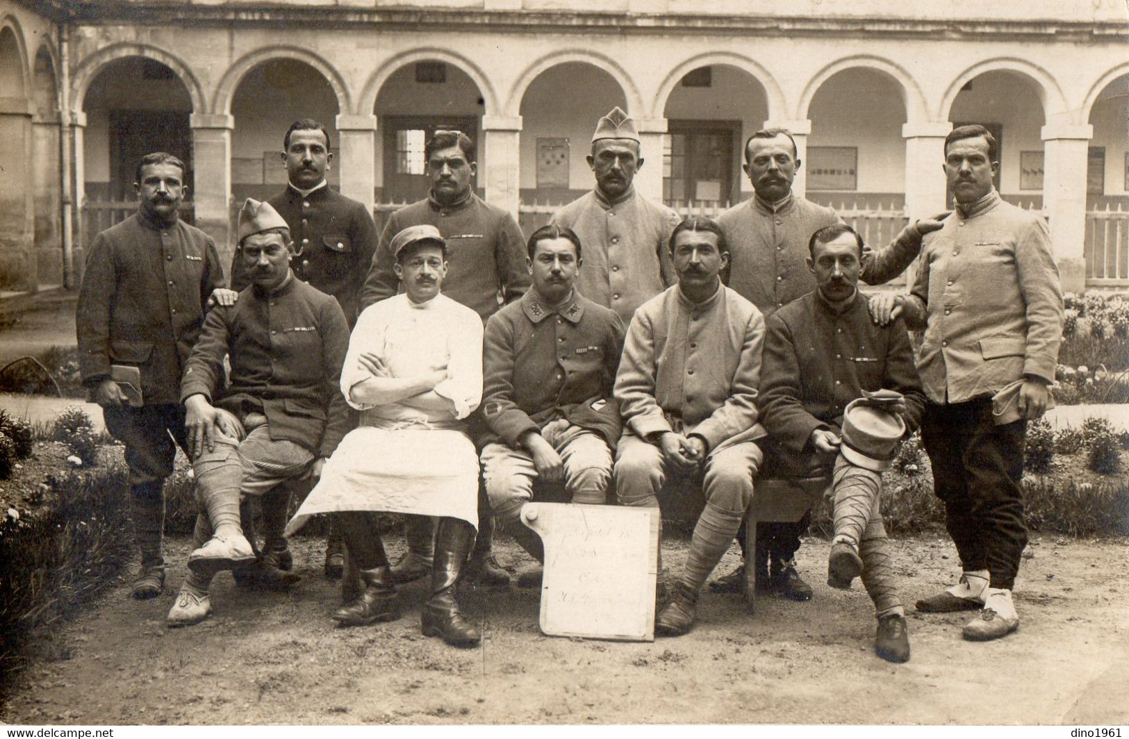 CPA 3214 - MILITARIA - Carte Photo Militaire - Un Groupe De Blessés - Hopital Non Situé - Personnages