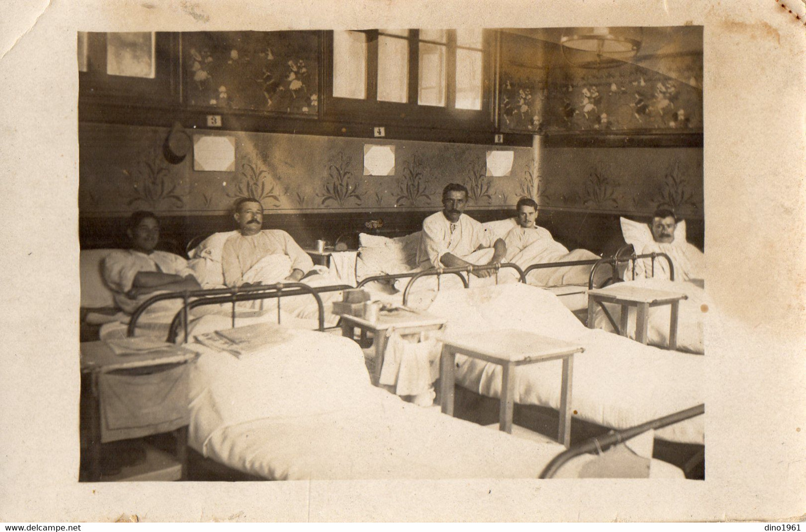 CPA 3216 - MILITARIA - Carte Photo Militaire - LYON - Une Salle D'Hopital & Les Blessés - Personnages