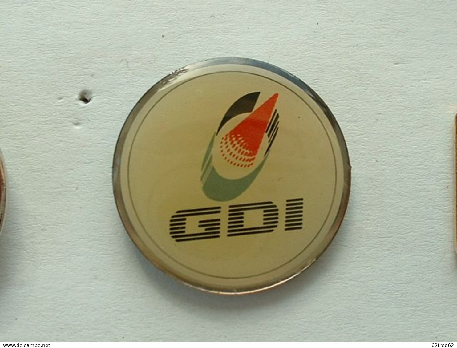 Pin's MITSUBISHI - MOTEUR GDI - LOGO - Mitsubishi