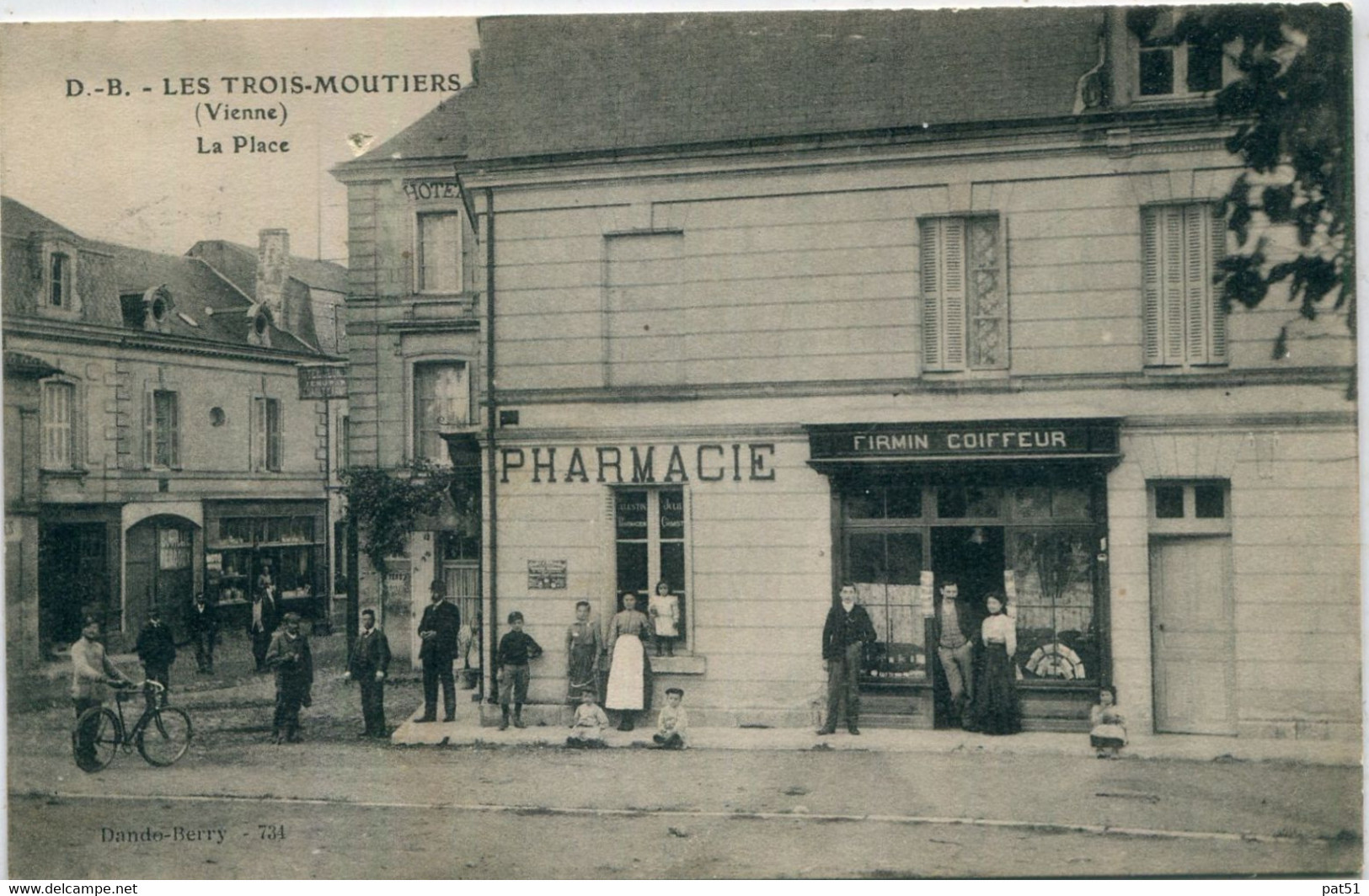 86 - Les Trois Moutiers : La Place - Les Trois Moutiers