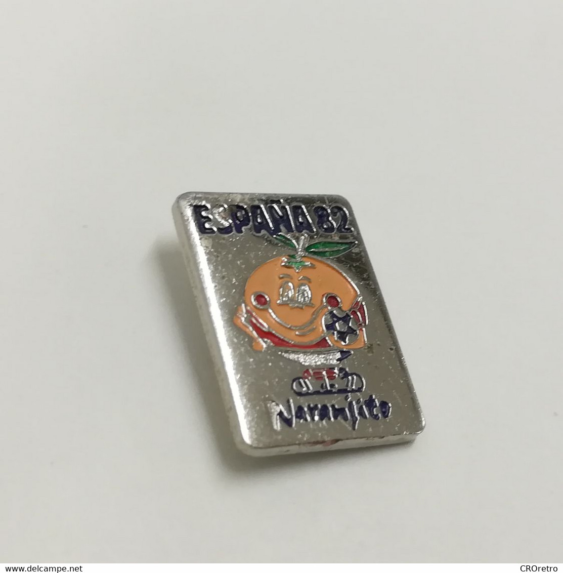 Football FIFA World Cup 1982 SPAIN / ESPANA 82, Naranjito, Soccer, Calcio, Vintage Pin, Badge - Calcio