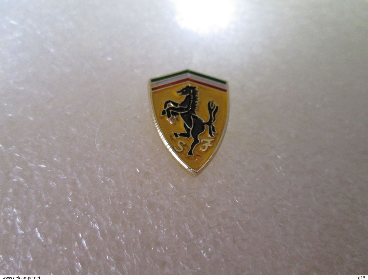 PIN'S    LOGO    FERRARI   16X12mm - Ferrari