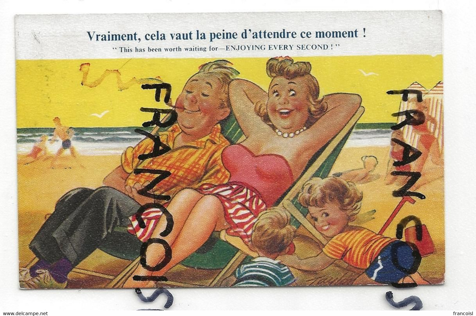 Parents Et Enfants à La Plage. Chaises Longues, Pelle, Seau, Pipe. Signée Taylor. 1959 - Taylor