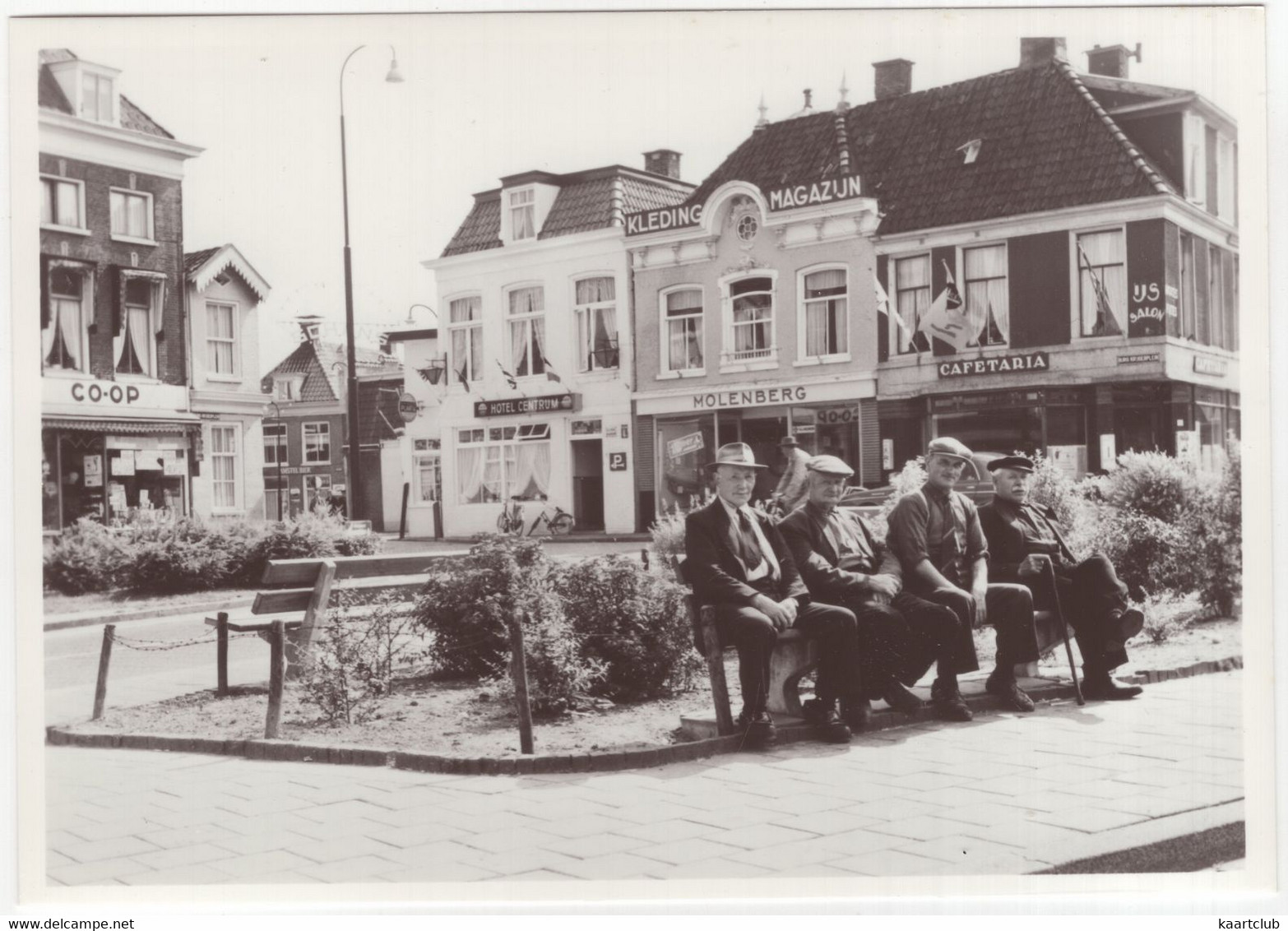 Lemmer, B. K. Plein - (Friesland, Nederland) - Oude Mannetjes Op Bank, Co-Op, Cafetaria, Kleding-Magazijn - Lemmer