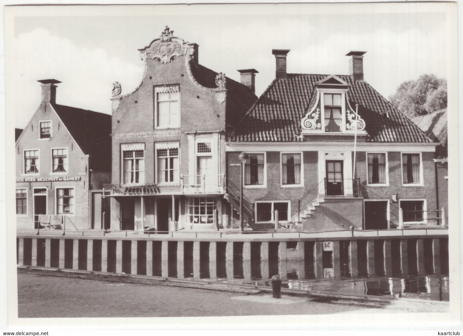 Lemmer, Oude Gevel - (Friesland, Nederland) - 'Brood Koek Beschuit En Banket', 'Brandstoffen' - Lemmer