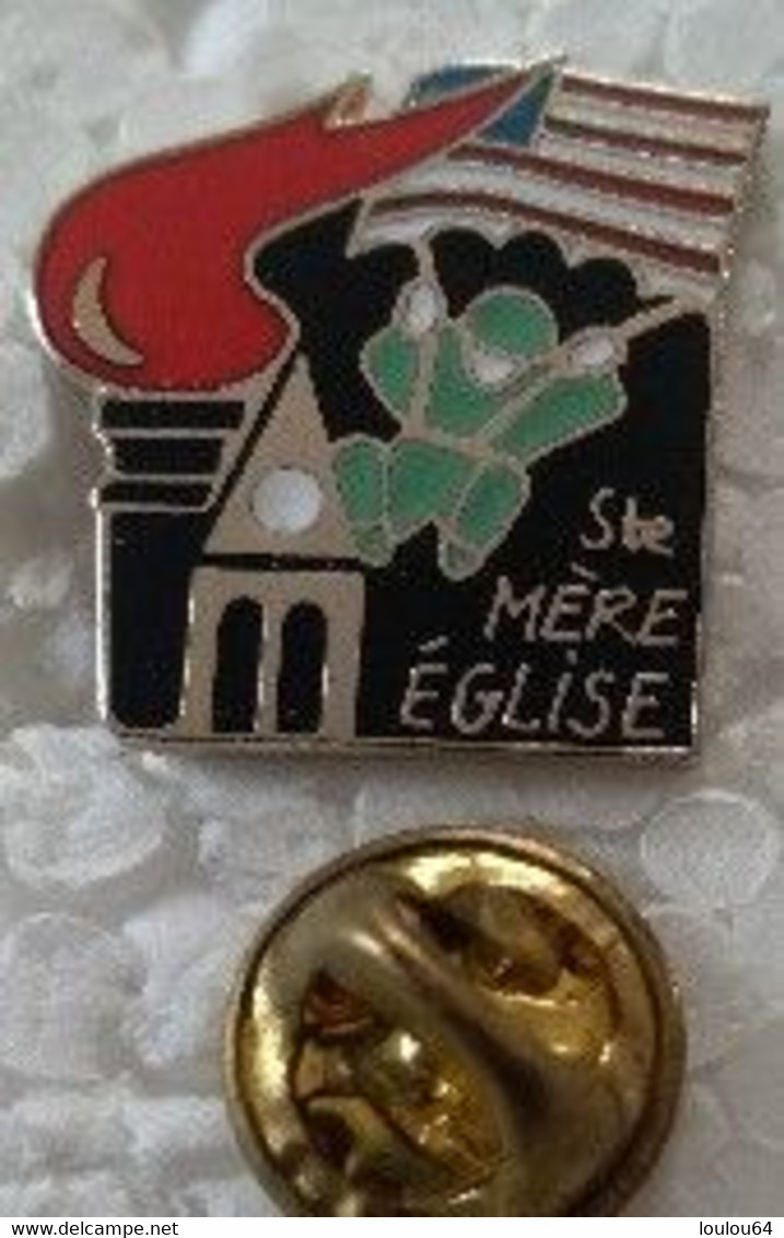 Pin's - Militaria - SAINTE MERE EGLISE - DEBARQUEMENT NORMANDIE - D-DAY - - Militaria