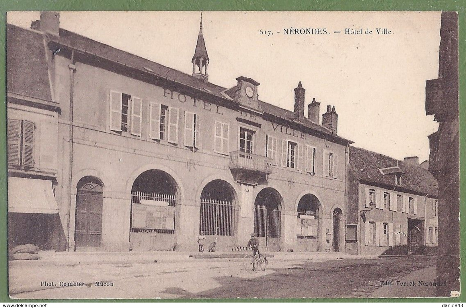 CPA - CHER - NÉRONDES - HOTEL DE VILLE - Petite Animation, Cycliste - édition Ferret / 617, Photo Combier - Nérondes