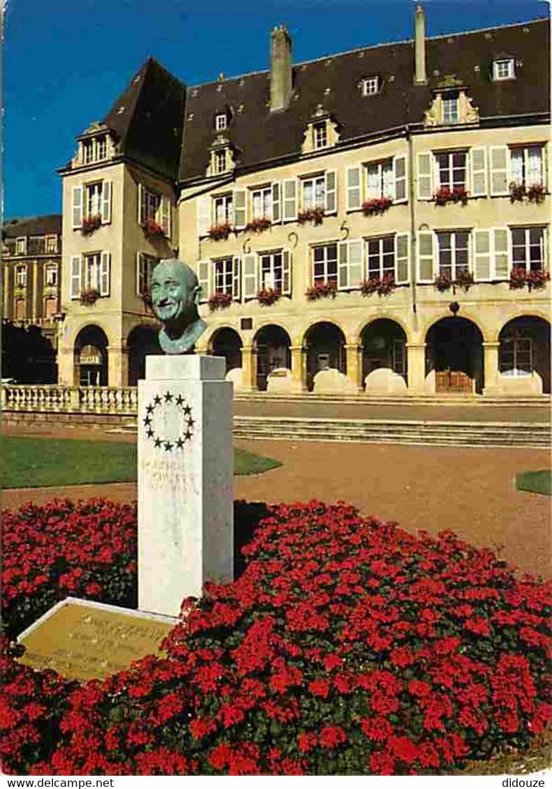 57 - Thionville - Monument Robert Schumann - En Arrière Plan L'Hôtel De Ville - Fleurs - CPM - Voir Scans Recto-Verso - Thionville