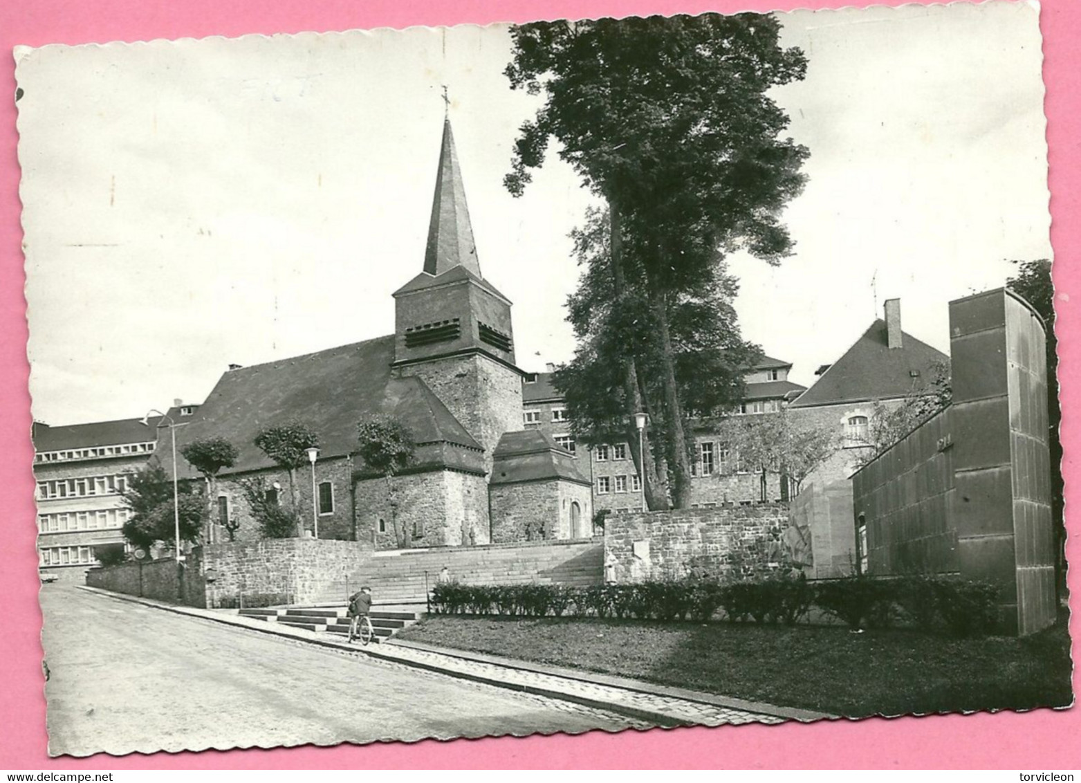 C.P. Saint-Hubert  = L'  Eglise  St  Gilles Et  Monument Aux  Morts - Saint-Hubert