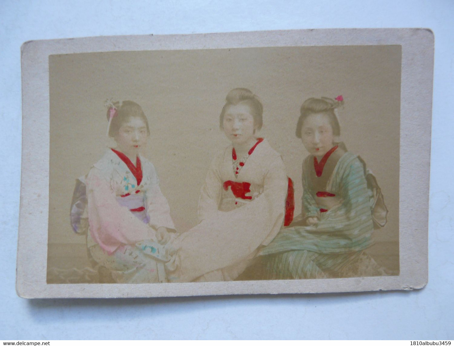 PHOTO ANCIENNE JAPON Sur Support Cartonné : Scène Animée - Trio De Geishas - Antiche (ante 1900)