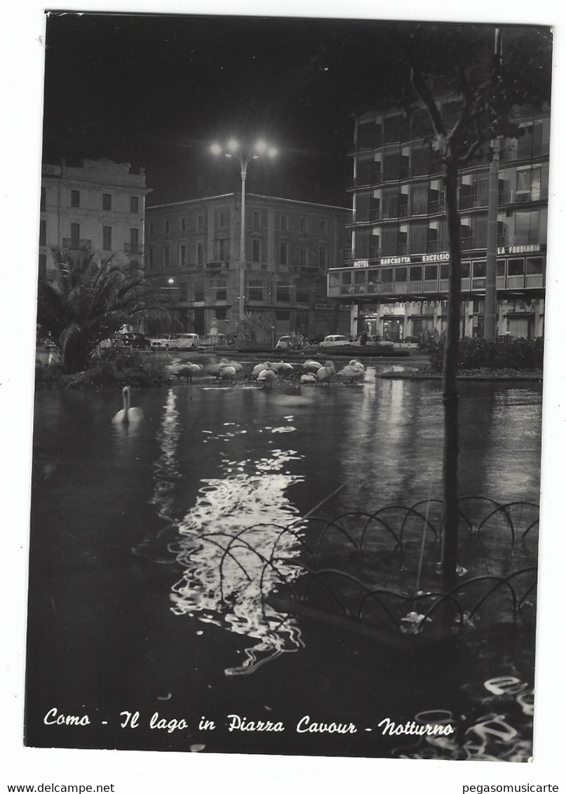 11.024 - COMO IL LAGO IN PIAZZA CAVOUR NOTTURNO AUTO CAR 1962 - Como