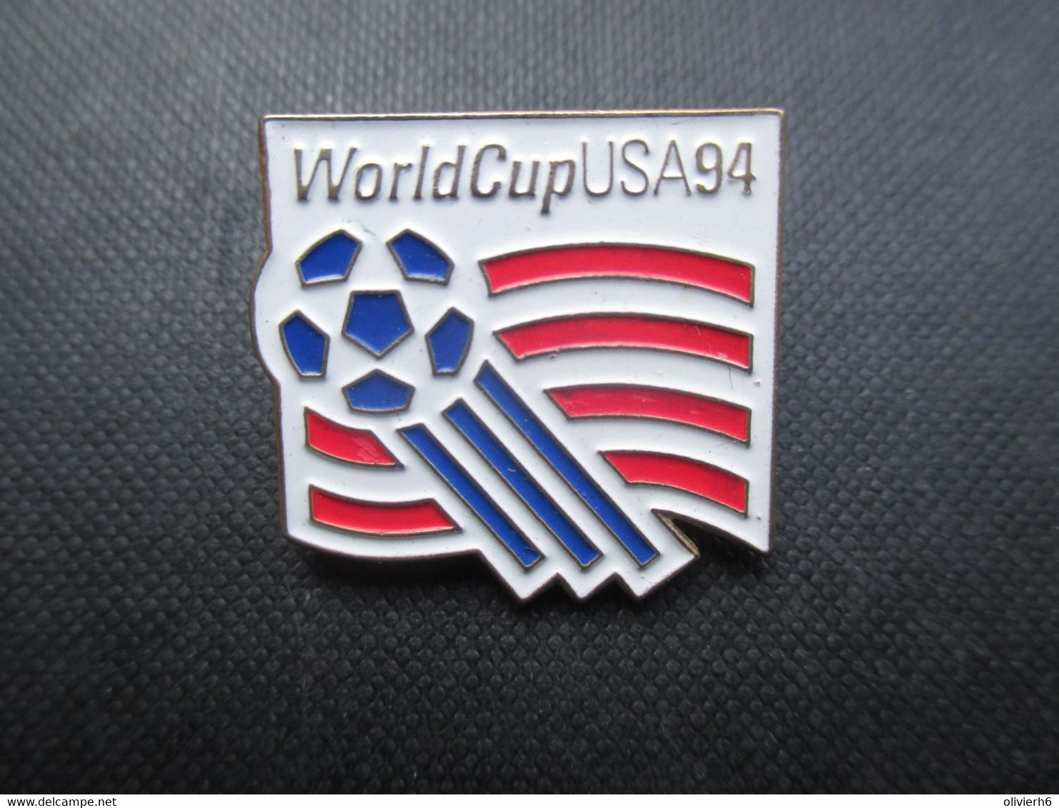 PIN'S (M2114) WORLD CUP USA 94 (2 Vues) Drapeau De La World Cup Sur Fond Blanc - Fútbol