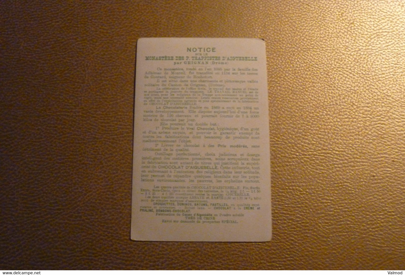 Grand Chromo Souvenir Du Monastère D'Aiguebelle-Illustration Rue Passante  Et Commerces Au Bord De L'Eau. - Aiguebelle