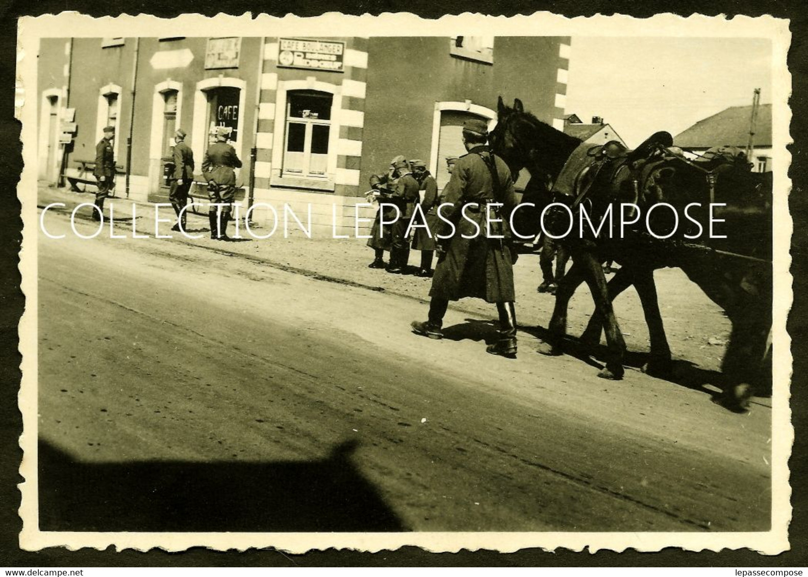 INEDIT VAUX LEZ ROSIERES - VAUX SUR SURE - 1940 SOLDATS ALLEMANDS SUR LA PLACE DEVANT LE CAFE - CHAUSSEE DE NEUFCHATEAU - Vaux-sur-Sure