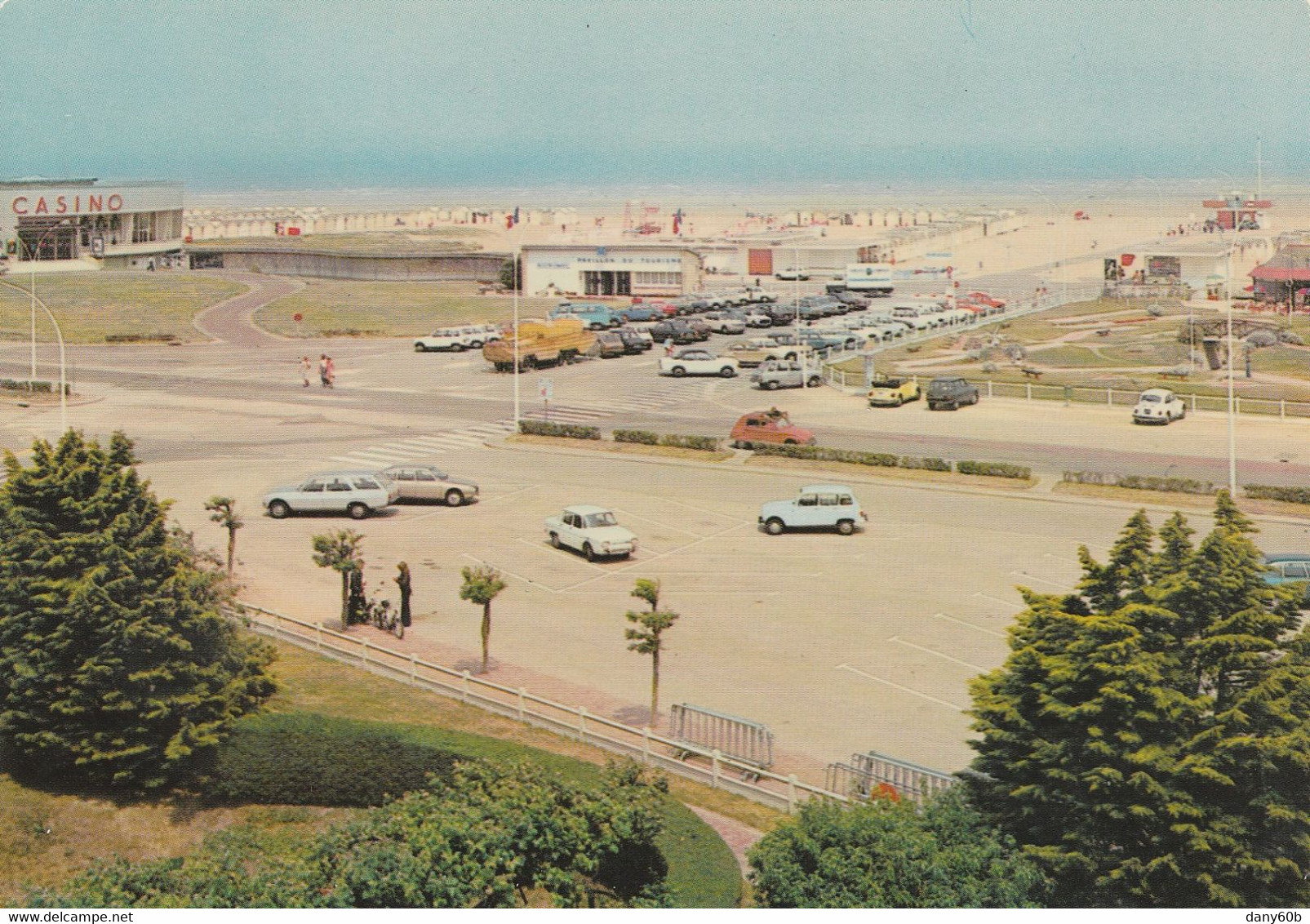 REF.AB . CPM . OUISTREHAM-RIVA-BELLA . PLAGE ET CASINO - Trouville