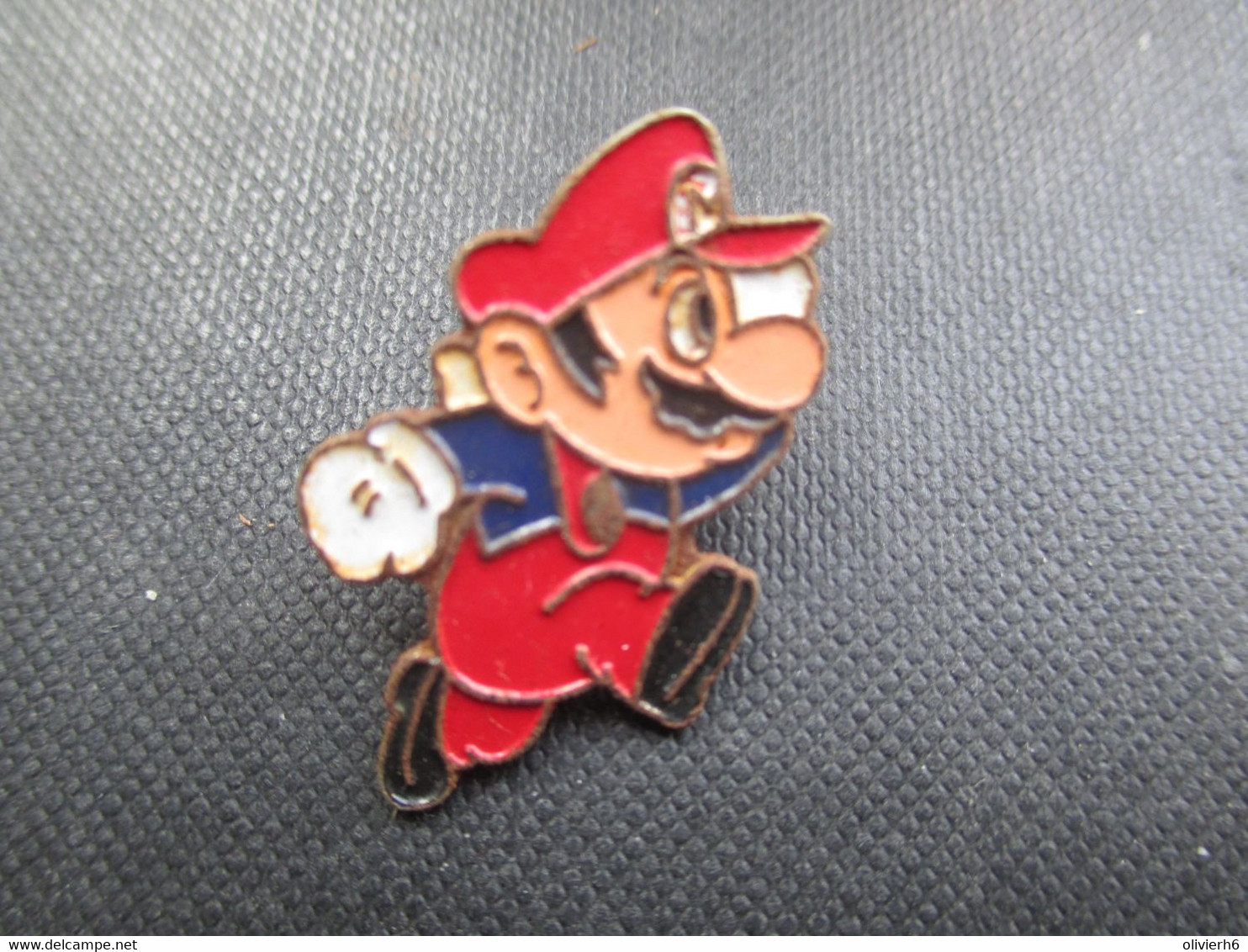 PIN'S (M2114) JEUX SEGA (2 Vues) MARIO Court - Jeux