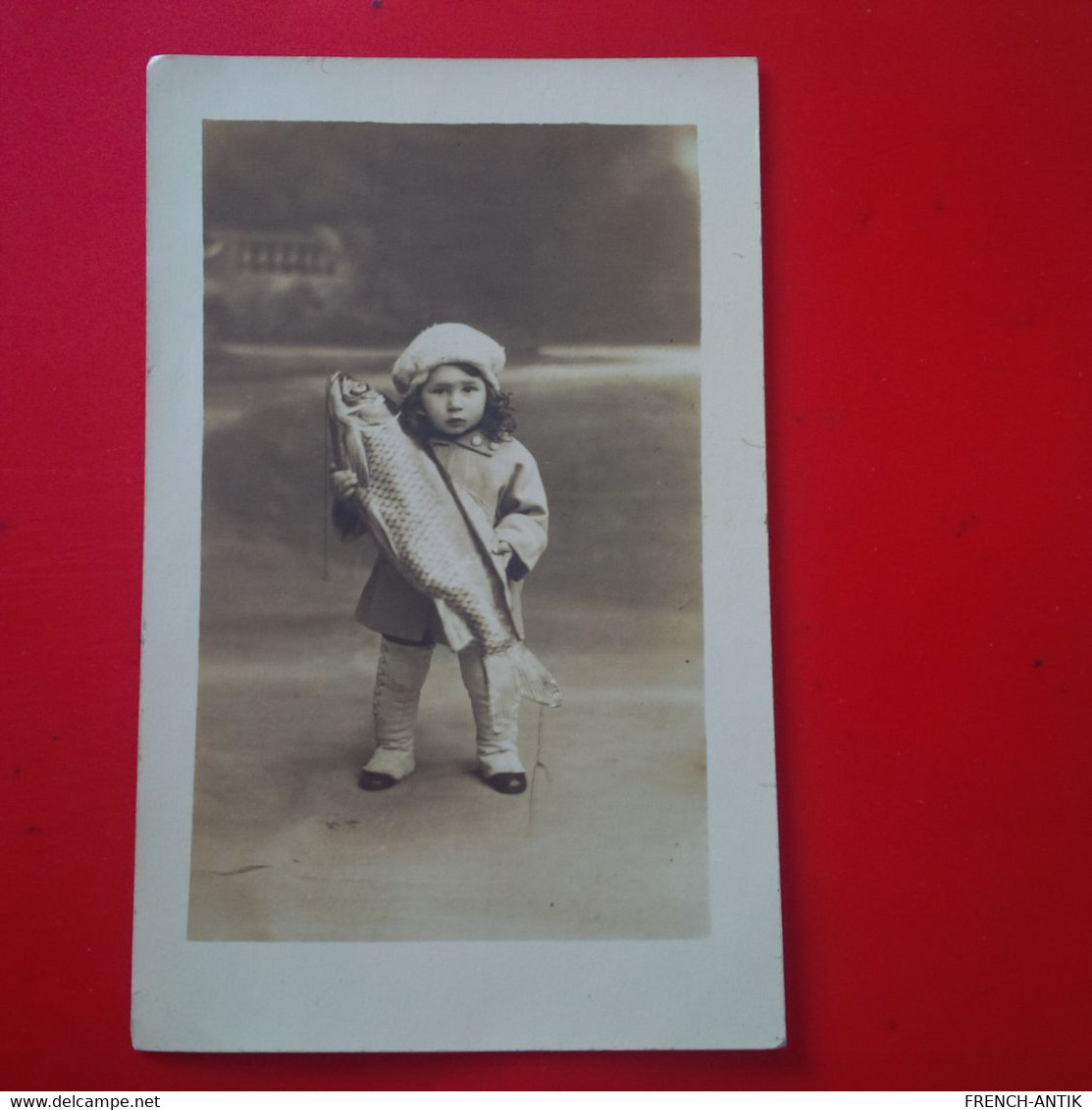 CARTE PHOTO ENFANT AVEC UN POISSON PHOTOGRAPHE DUMAS VORZET VITRY LE FRANCOIS - Vitry-le-François