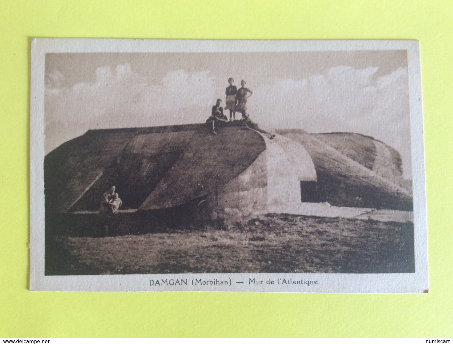 Damgan Très Animée Avec Le Mur De L Atlantique Blockhaus Militaria 2 Eme Guerre Mondiale - Damgan