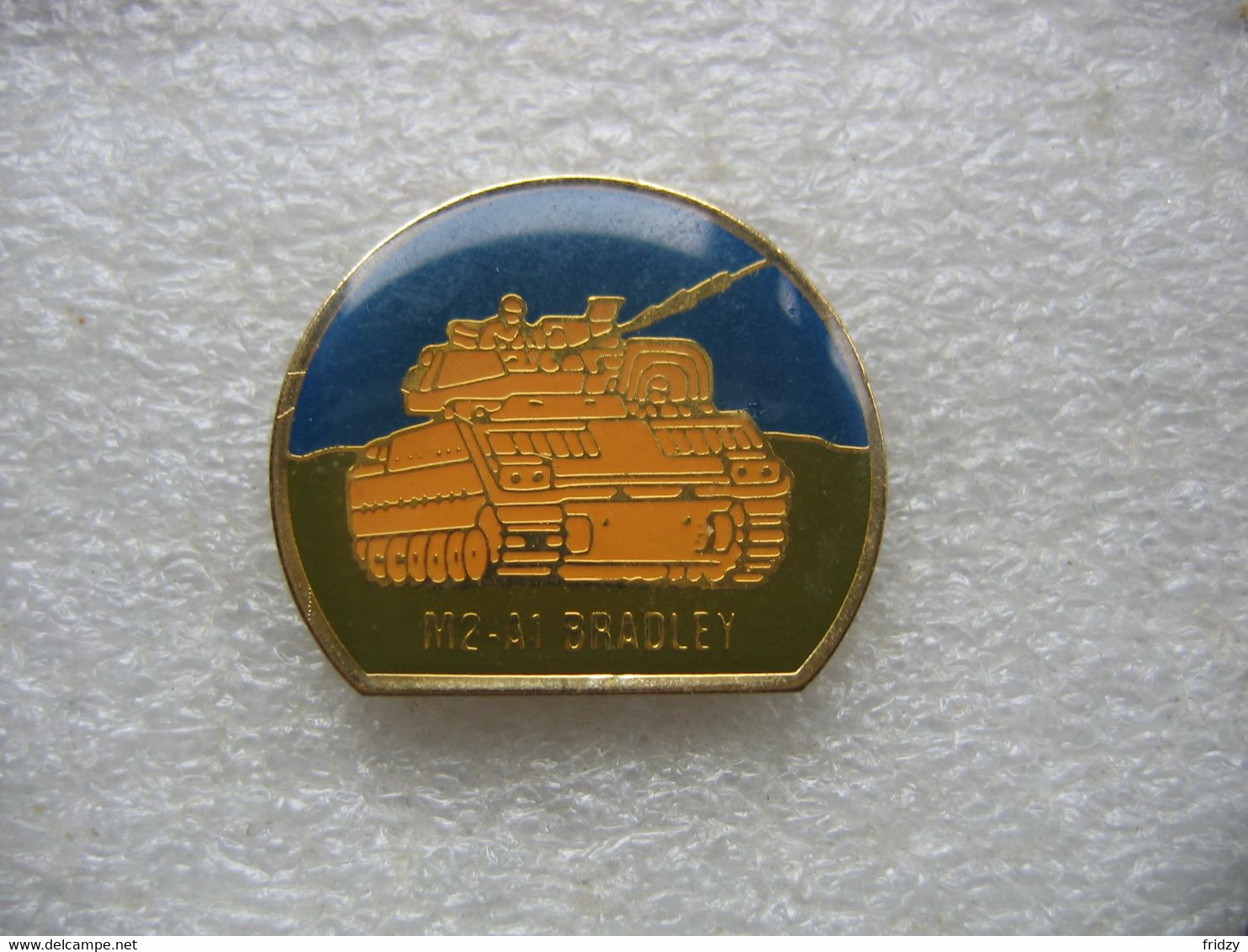 Pin's D'un Char Militaire M2-A1 Bradley - Militaria