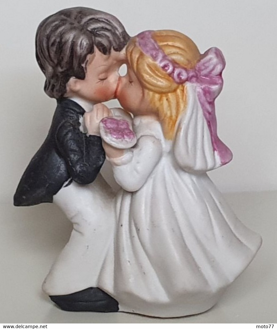 Couple D'enfants Amoureux - Enfants - Mariés Bisous Robe Costume Bouquet De Fleurs- STATUETTE - Bon état - 9 / Vers 1990 - Andere & Zonder Classificatie