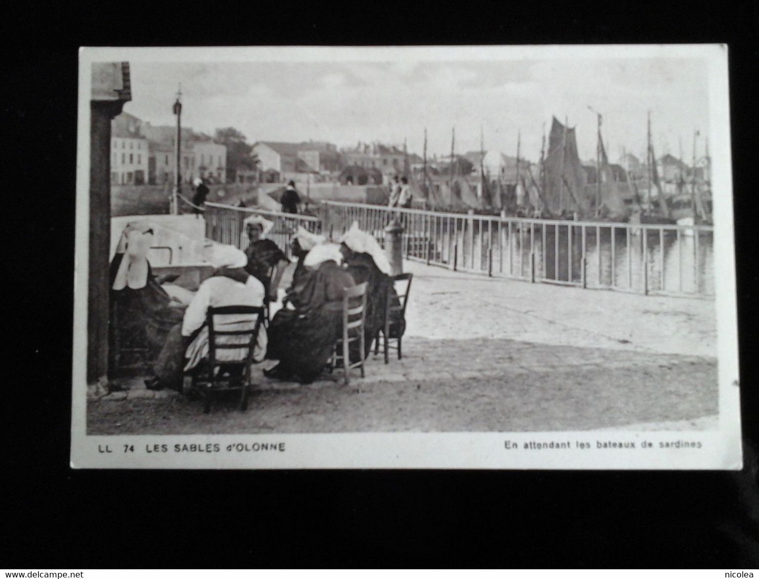 Les Sables-d'Olonne - En Attendant Les Bateaux De Sardines Belle Carte Animée Pas Courante - Sables D'Olonne