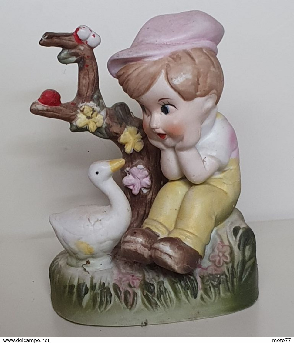 Le Garçon Et L'oie Blanche - Enfant - Casquette - STATUETTE - Bon état - 22 / Vers 1990 - Autres & Non Classés