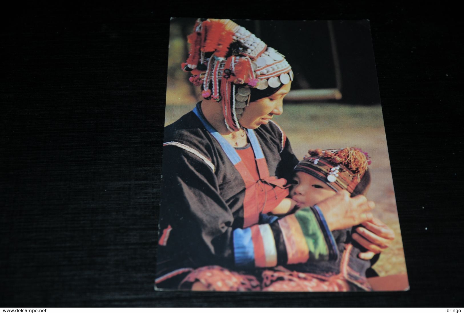 32786-                    ASIA, MONGOLIA ? / WOMAN BREASTFEEDING CHILD - Mongolië