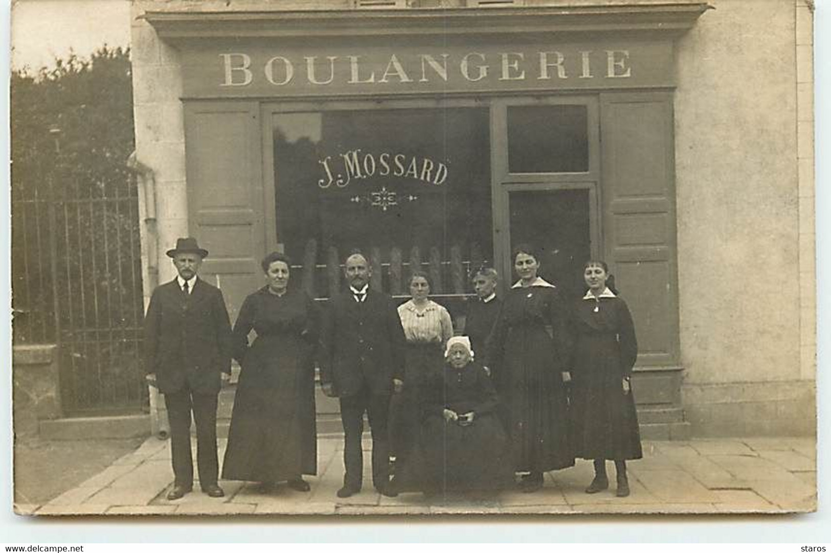 Carte Photo - LA ROCHE SUR YON - Famille Devant La Boulangerie J. Mossard - Bonvalet Photographe - La Roche Sur Yon