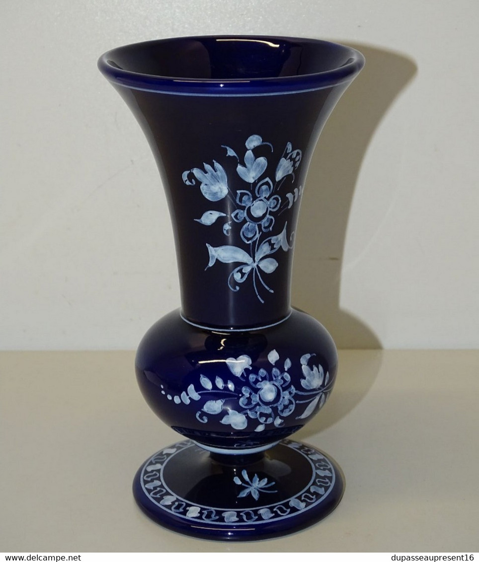 JOLI PETIT VASE CERAMIQUE MONTAGNON XXe Collection Déco Vitrine XXe Bleu De Four Et Fleurs Blanches & Bleutées - Nevers (FRA)