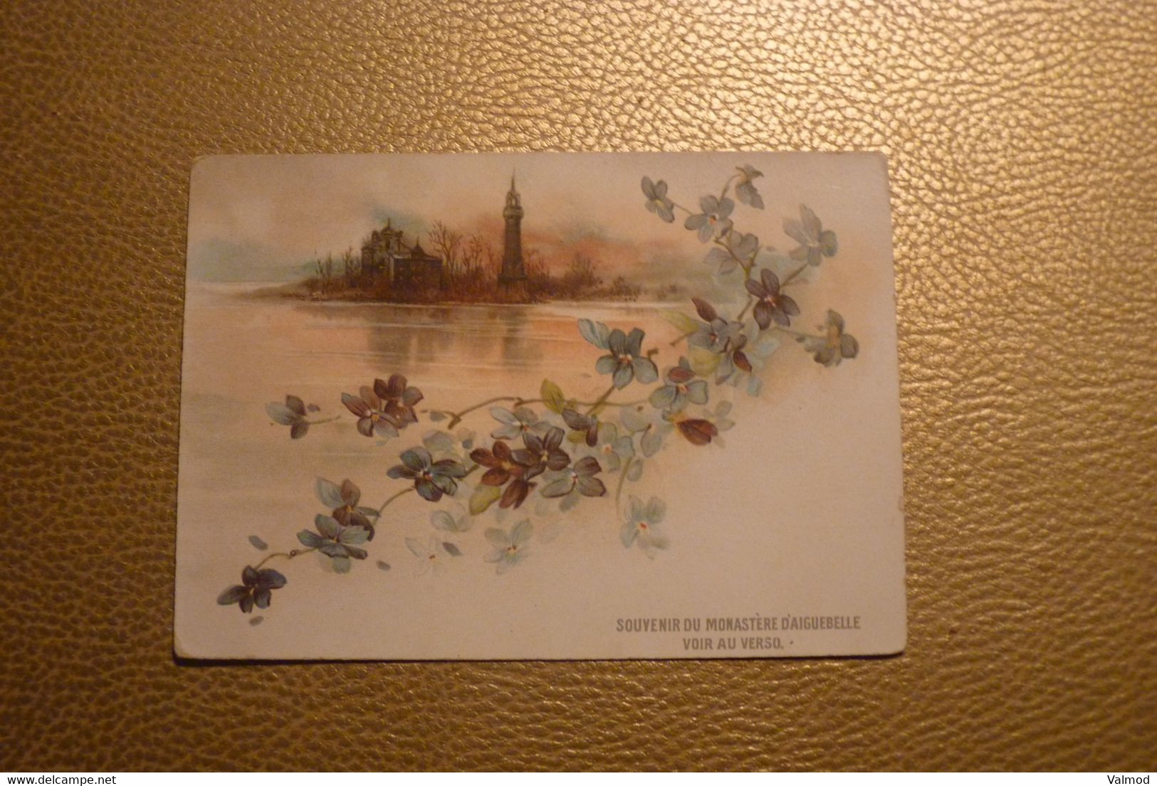 Grand Chromo Souvenir Monastère D'Aiguebelle-Village Au Bord De L'Eau-Déco Fleurs Violettes Et Bleues - 8,5 X12 Cm Env. - Altri & Non Classificati