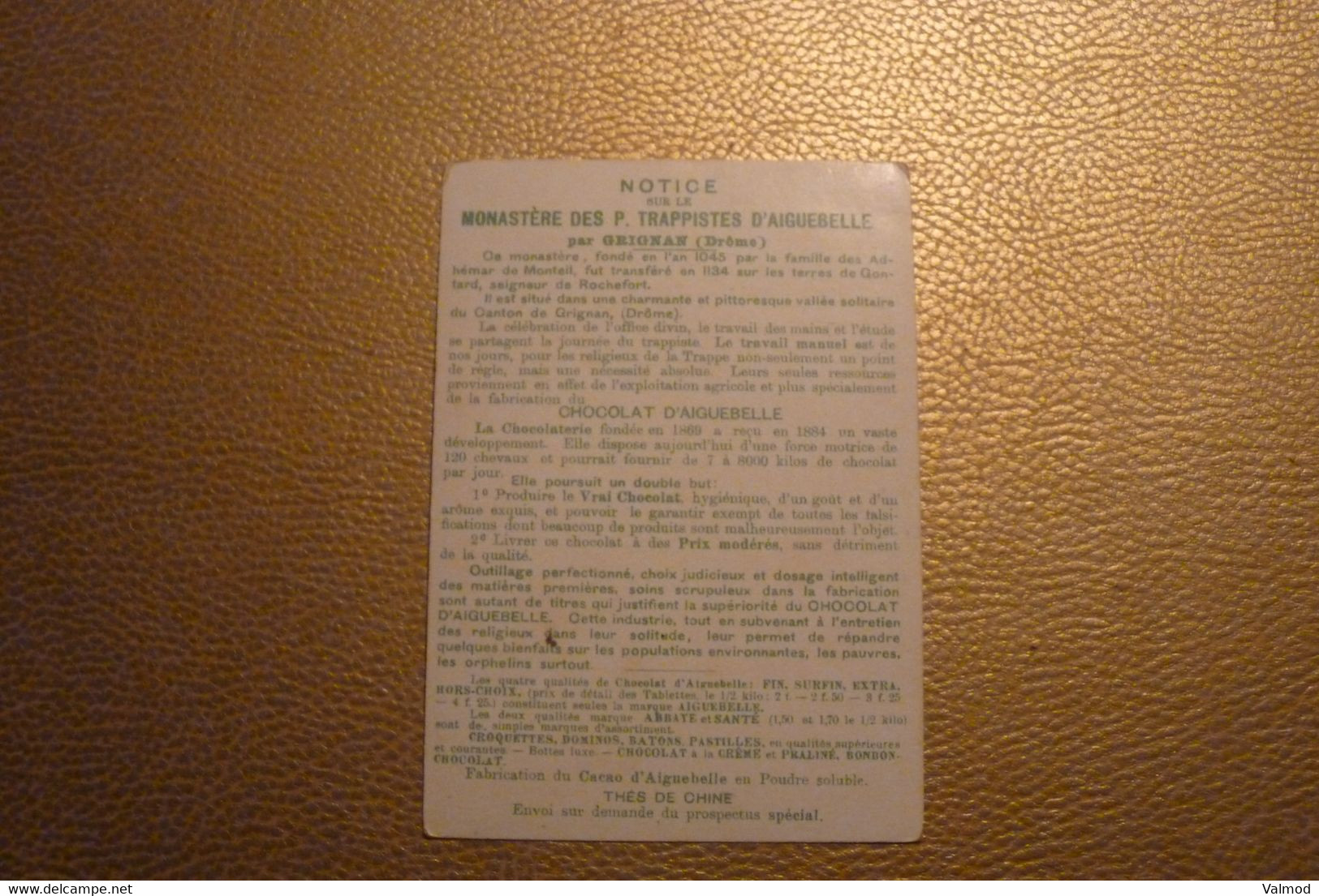 Grand Chromo Souvenir Monastère D'Aiguebelle-Village Au Bord De L'Eau-Déco Fleurs Violettes Et Bleues - 8,5 X12 Cm Env. - Altri & Non Classificati