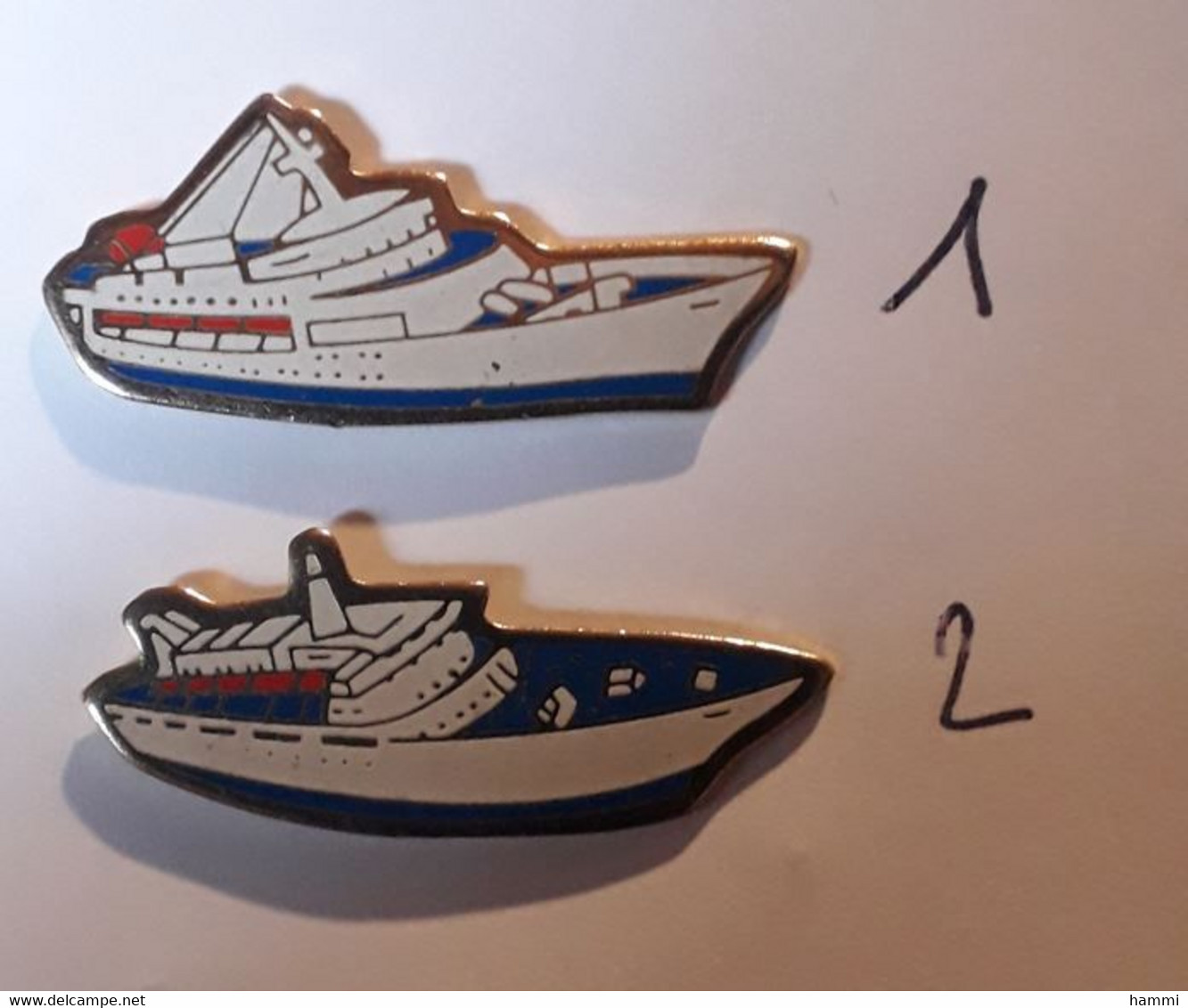 AA08 Pin's Bateau Vedette Hors Bord Blanc Rouge Et Bleu N° 1 Achat Immédiat - Bateaux