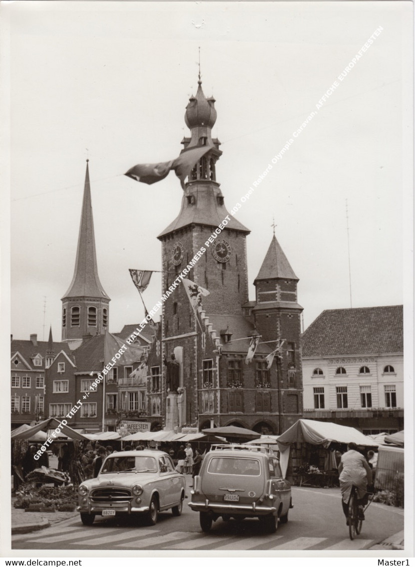 GROTE FOTO TIELT +/- 1960 BELFORT HALLETOREN MARKTKRAMERS PEUGEOT 403 Opel Rekord Olympia Caravan, AFFICHE EUROPAFEESTEN - Tielt